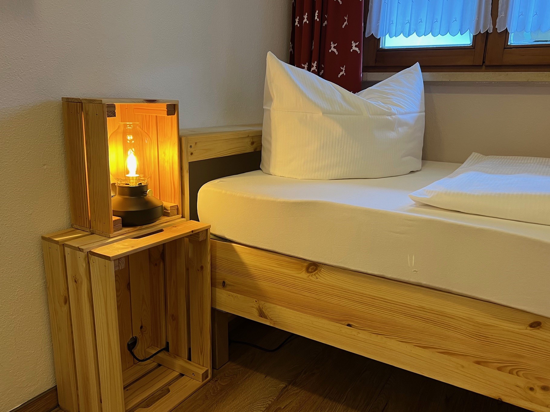 fewo 6 kleines zimmer nachttisch