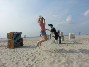 Platz 02 So Ny - Frauchen und Amy im Sprung am Strand in St. Peter Ording