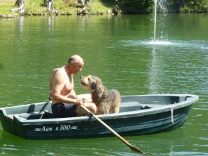 Platz 05 Irene Stender - Knut und Herrchen im Ruderboot auf einem Schlossteich in Kaernten