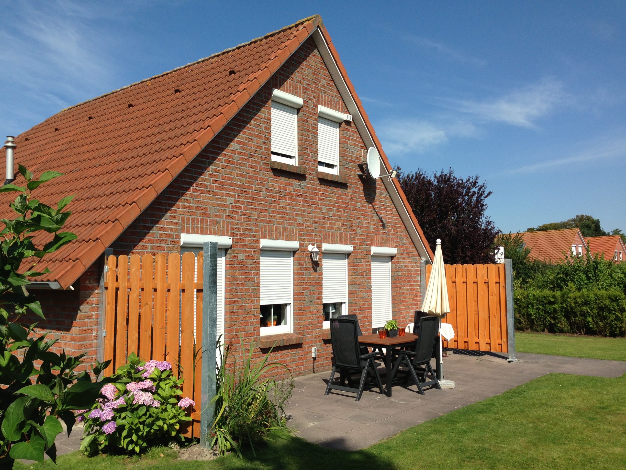 0573-01-Ferienhaus-Nessmersiel-Hausansicht-mit-Terrasse-und-Garten1 (2)