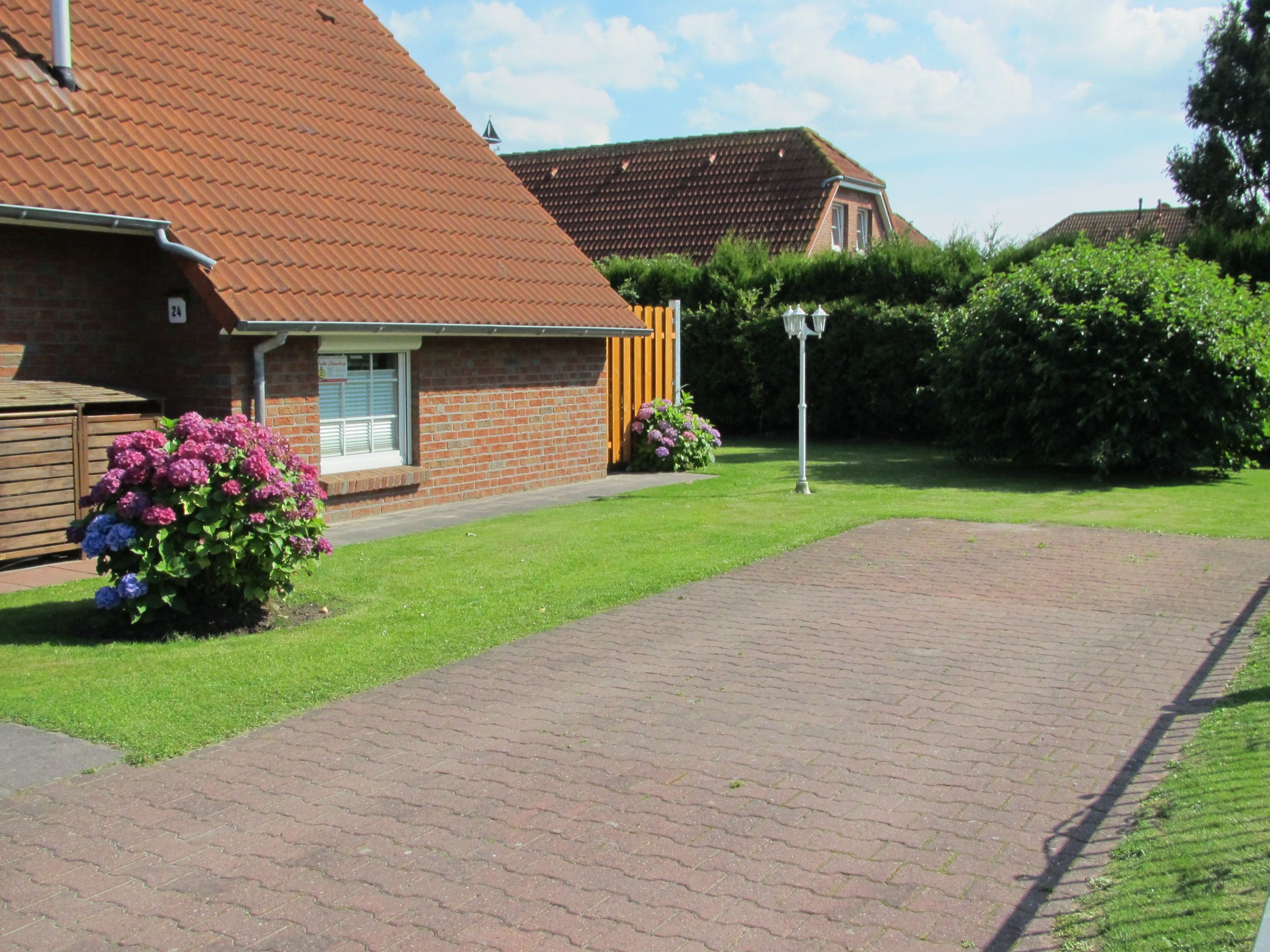 0573-02-Ferienhaus-Nessmersiel-Haus-mit-Parkplatz