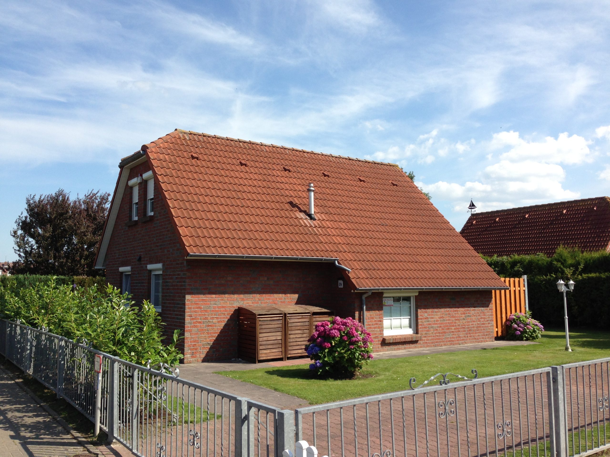 0573-02-Ferienhaus-Nessmersiel-Haus-mit-Parkplatz-und-Zaun1 (2)
