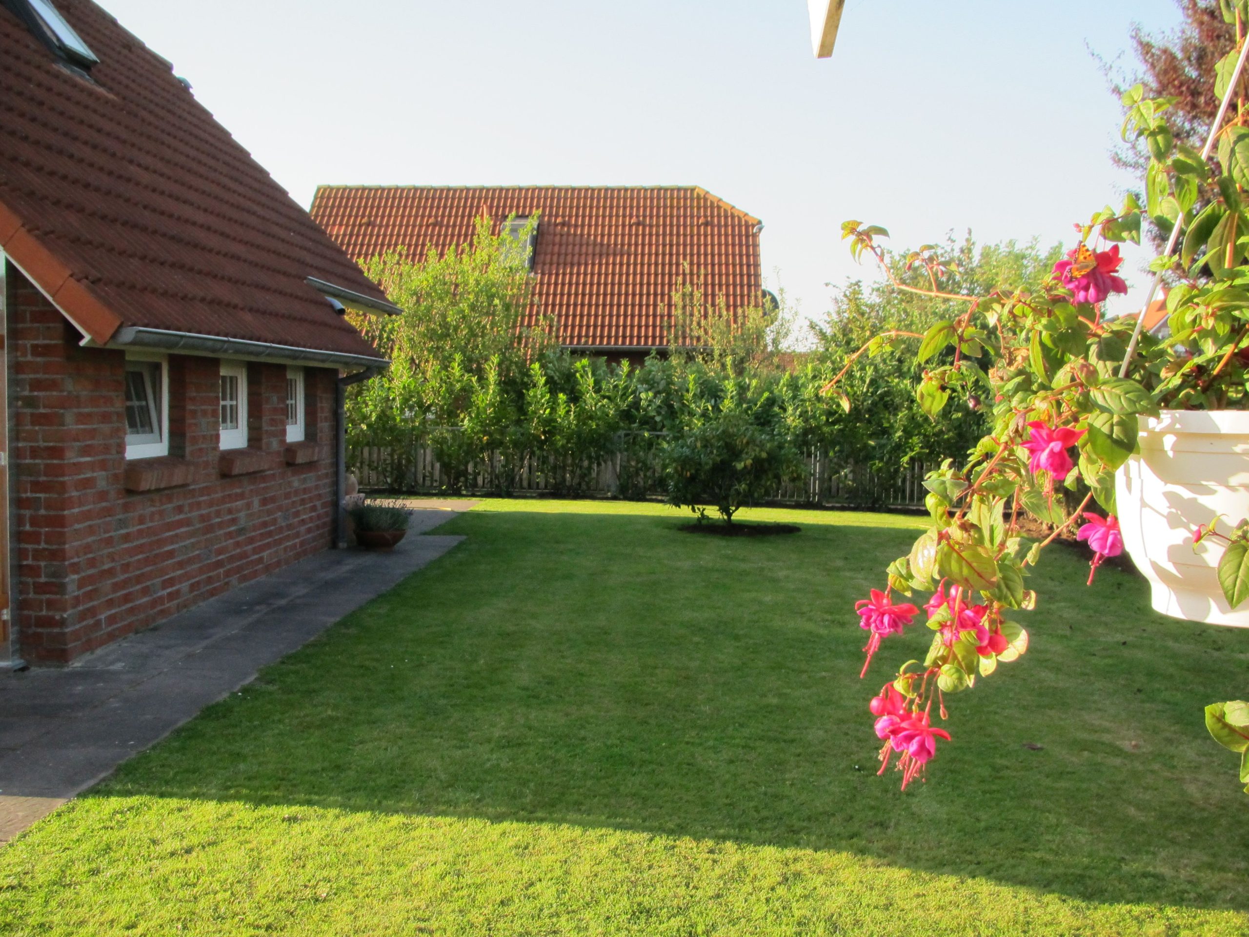 0573-03-Ferienhaus-Nessmersiel-Garten4