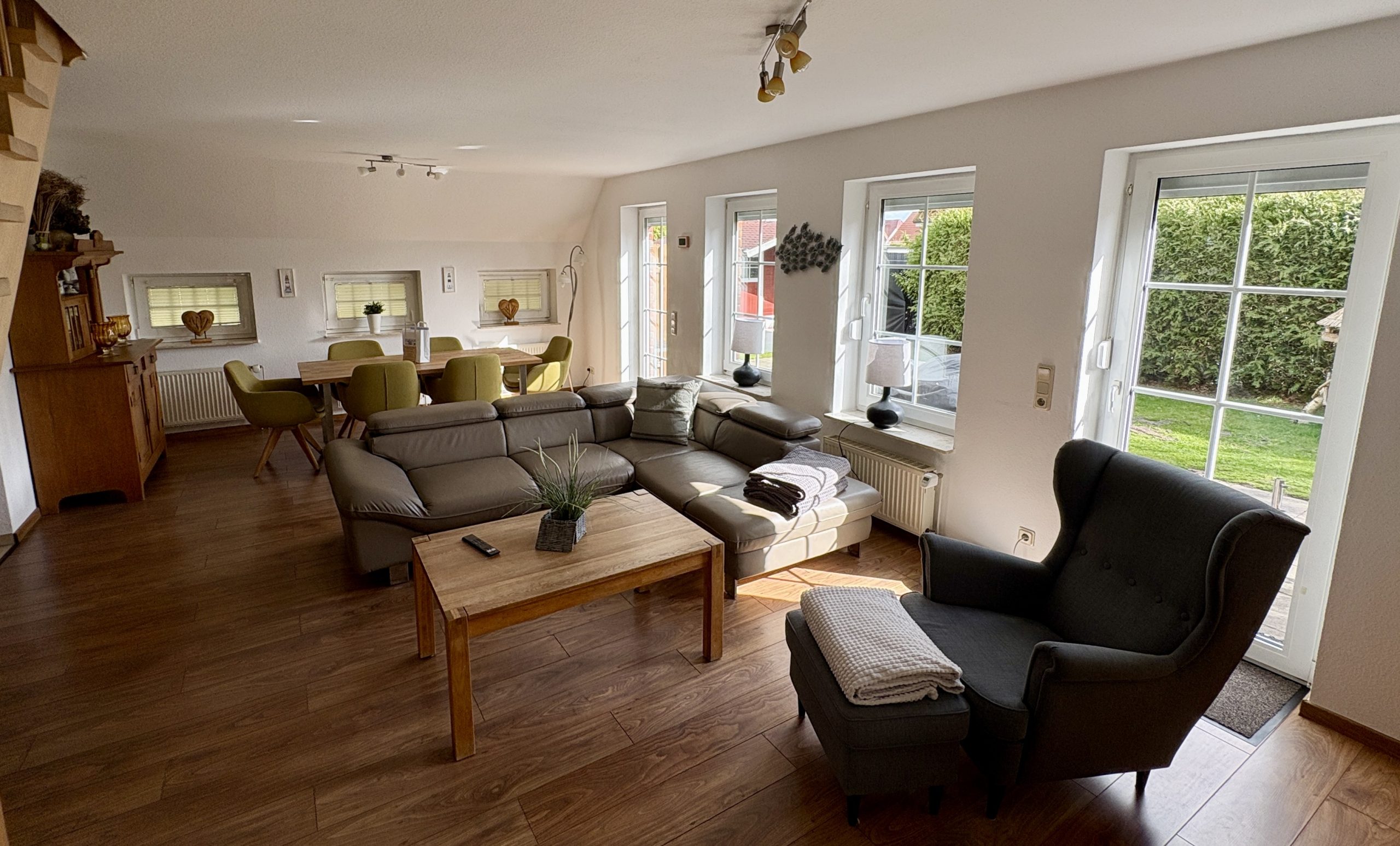 0573-05-Ferienhaus-Nessmersiel-Wohnraum1
