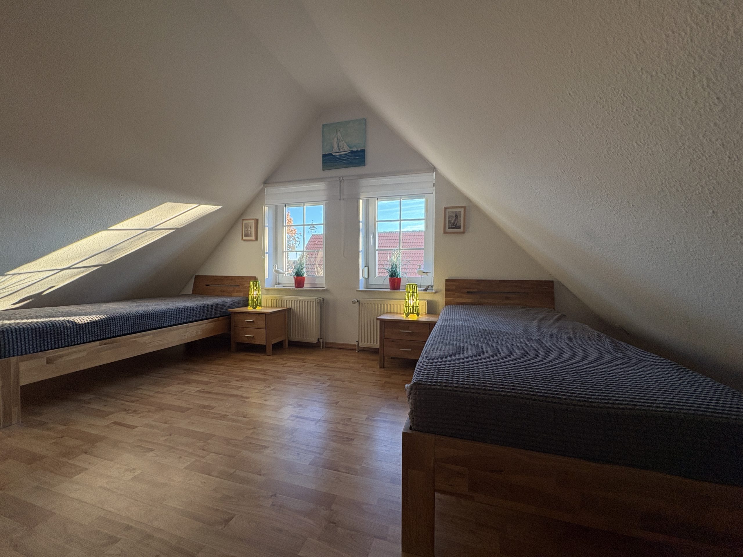 0573-11-Ferienhaus-Nessmersiel-Schlafzimmer-2-mit-Einzelbetten1 (2)
