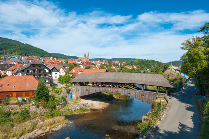 Historische Holzbrücke über den Fluss Murg, Forbach, Schwarzwald, Baden-Württemberg, Deutschland, Europa