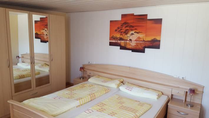 zwei große Schlafzimmer mit viel Stauraum