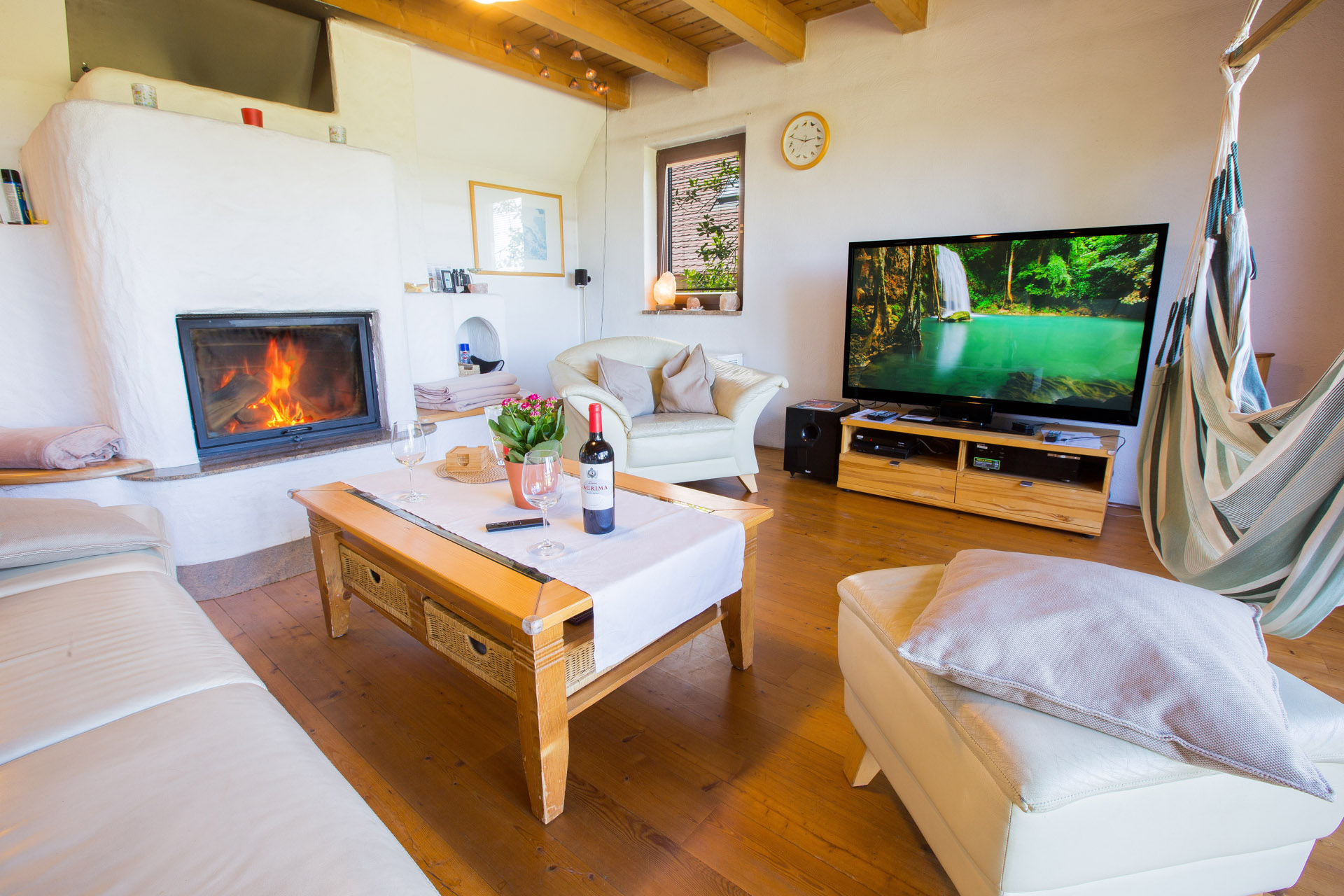1120 4 Ferienhaus-Schwarzwald-Wohnzimmer-mit-Heimkino-Kamin-und-Playstation