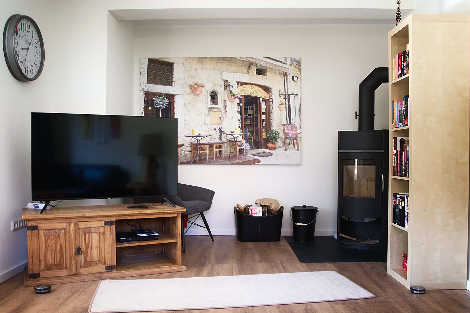 1124-Sonnenliebe-Bild 9 - Kamin und TV im Wohnzimmer