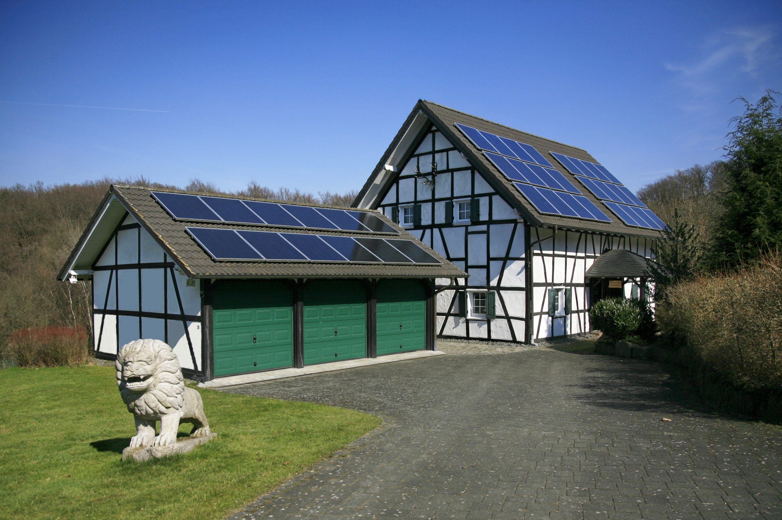 1125-Ennebach-01-Haus mit Einfahrt