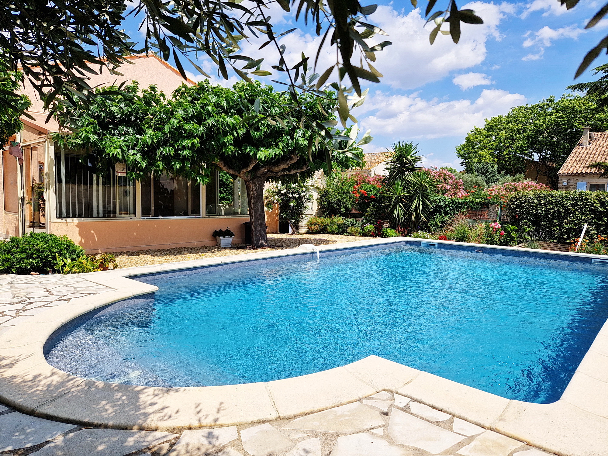 1_Ginestas_Poolbereich mit Blick auf das Haus