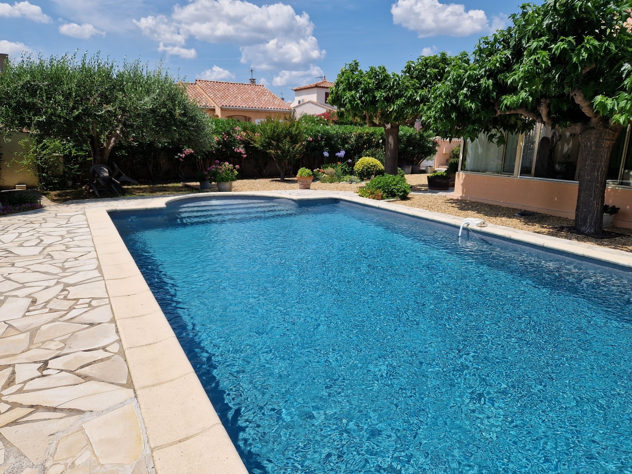 3_Ginestas_Poolbereich mit Wintergarten und Maulbeerbaum