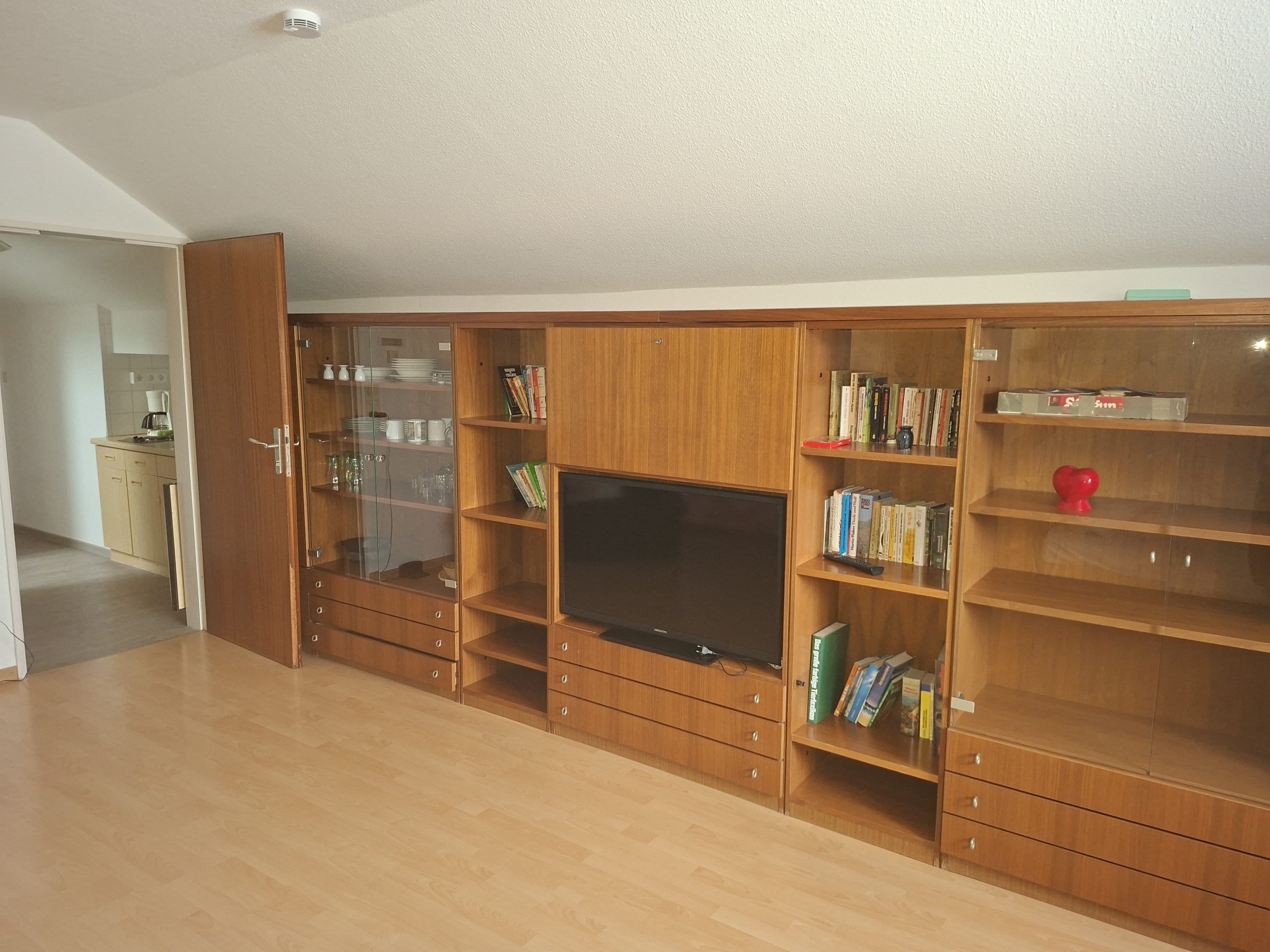 Wohnzimmer mit Blick auf Küchenzeile Wohnzimmer mit Blick auf Küchenzeile